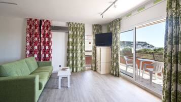 Decoració individual, mobiliari individual i cortines opaques