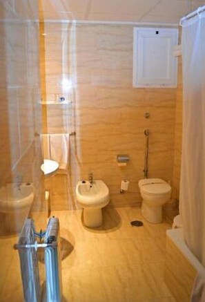 Combined shower/tub, deep soaking tub, hair dryer, towels - Primavera (Benidorm)