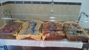 A buffet with various food items displayed in baskets. - Primavera (Benidorm)