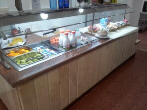 Colazione a buffet, servita tutte le mattine (3 EUR a persona) 