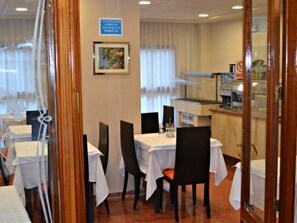 Breakfast, lunch, dinner served; Mediterranean cuisine  - Primavera (Benidorm)