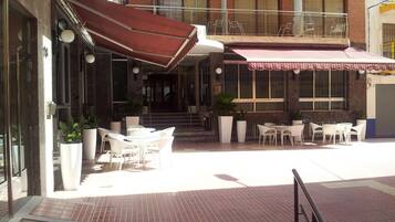 Serveert ontbijt, lunch, diner, Mediterrane gerechten