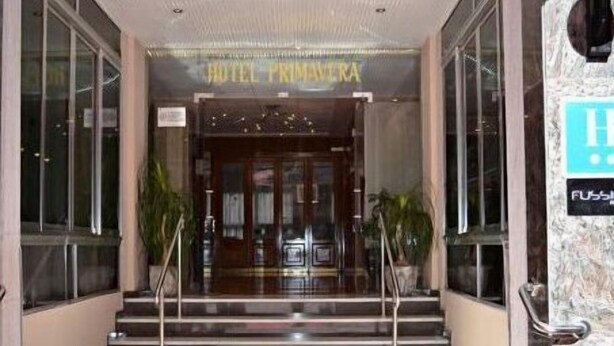 A hotel entrance with a sign reading "HOTEL PRIMAVERA". - Primavera (Benidorm)