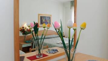 Una scrivania, tende oscuranti, culle/letti per bambini (a pagamento)