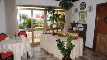 Free daily buffet breakfast