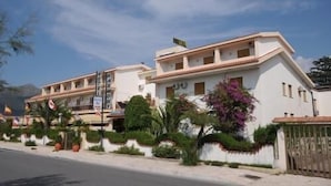 A two-story hotel with a white facade and a flat roof. - Hotel Harmony (Tortora)
