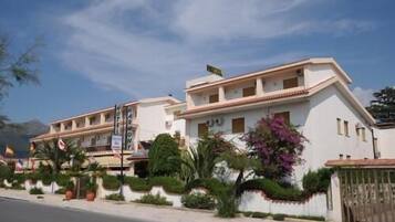 ด้านหน้าที่พัก