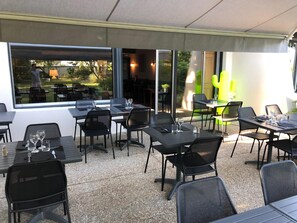 Dinner served, French cuisine, alfresco dining  - L'Abricotine (Mercurol-Veaunes)