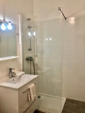 Habitación estándar, 2 camas individuales | Baño | Tina, jabón, shampoo, papel de baño 