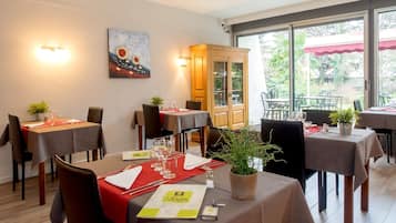 Dinner served, French cuisine, alfresco dining