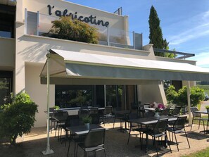 DĂźner servi sur place, restauration en plein air