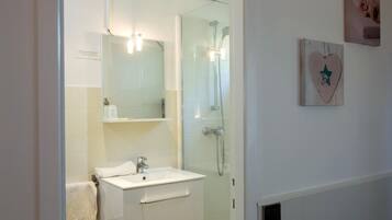 Baignoire, savon, shampoing, papier toilette