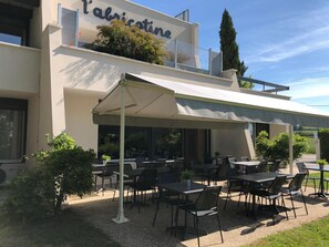 Dinner served, French cuisine, al fresco dining  - L'Abricotine (Mercurol-Veaunes)