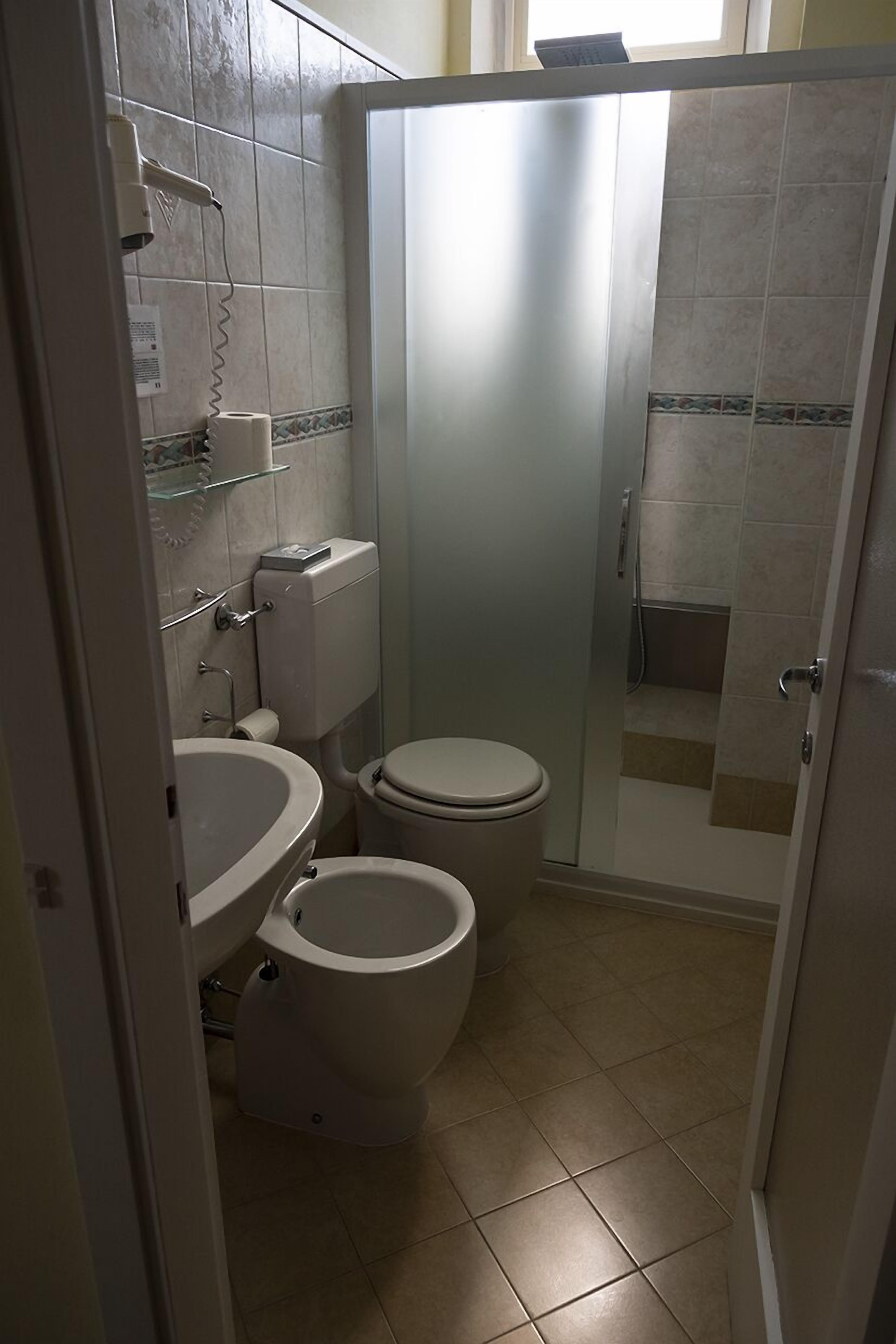 standard double or twin room, lake view | bathroom | shower, hydromassage showerhead, free toiletries, hair dryer