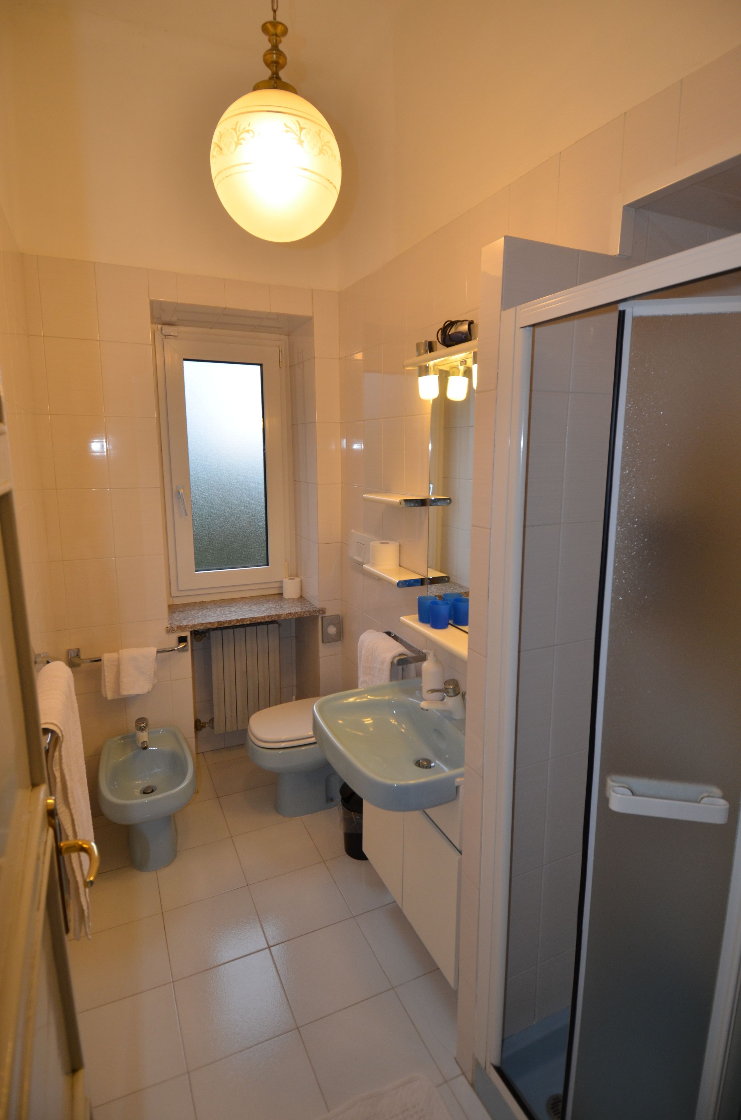 superior double or twin room, lake view | bathroom | shower, hydromassage showerhead, free toiletries, hair dryer