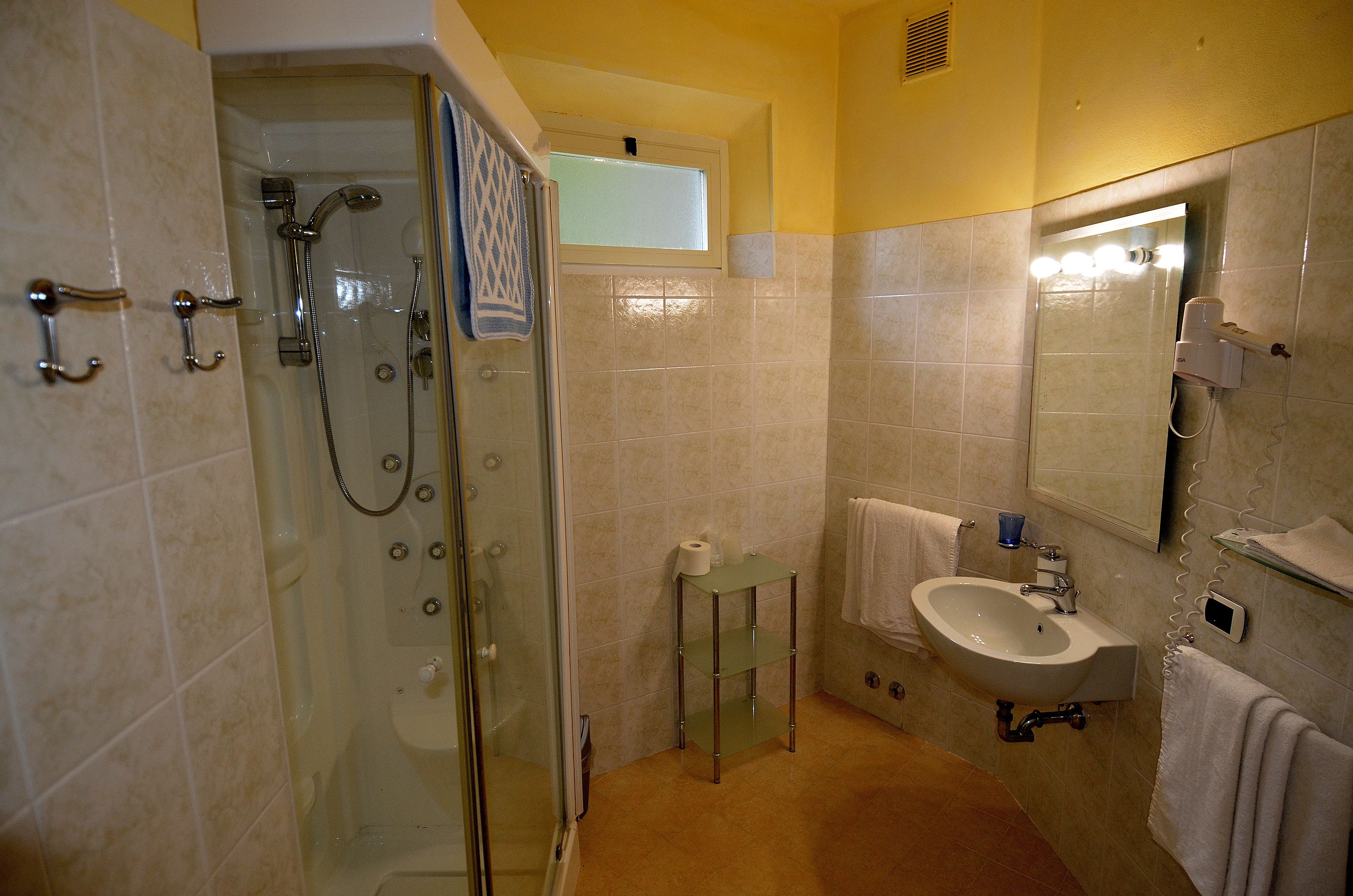 standard quadruple room (no lake view) | bathroom | shower, hydromassage showerhead, free toiletries, hair dryer