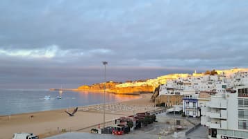 Gần bãi biển, cát trắng