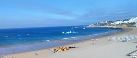 Ubicación cercana a la playa y arena blanca