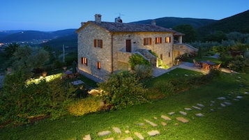 Façana frontal de l'allotjament (vespre/nit)