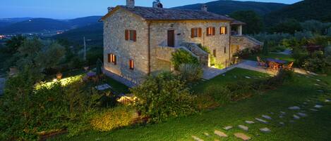 施設の正面 (日没後)