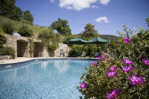 Piscine extérieure, accÚs possible de 8 h à 20 h, parasols