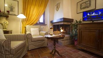 Apartament Deluxe | Sala d'estar | Televisor i llar de foc