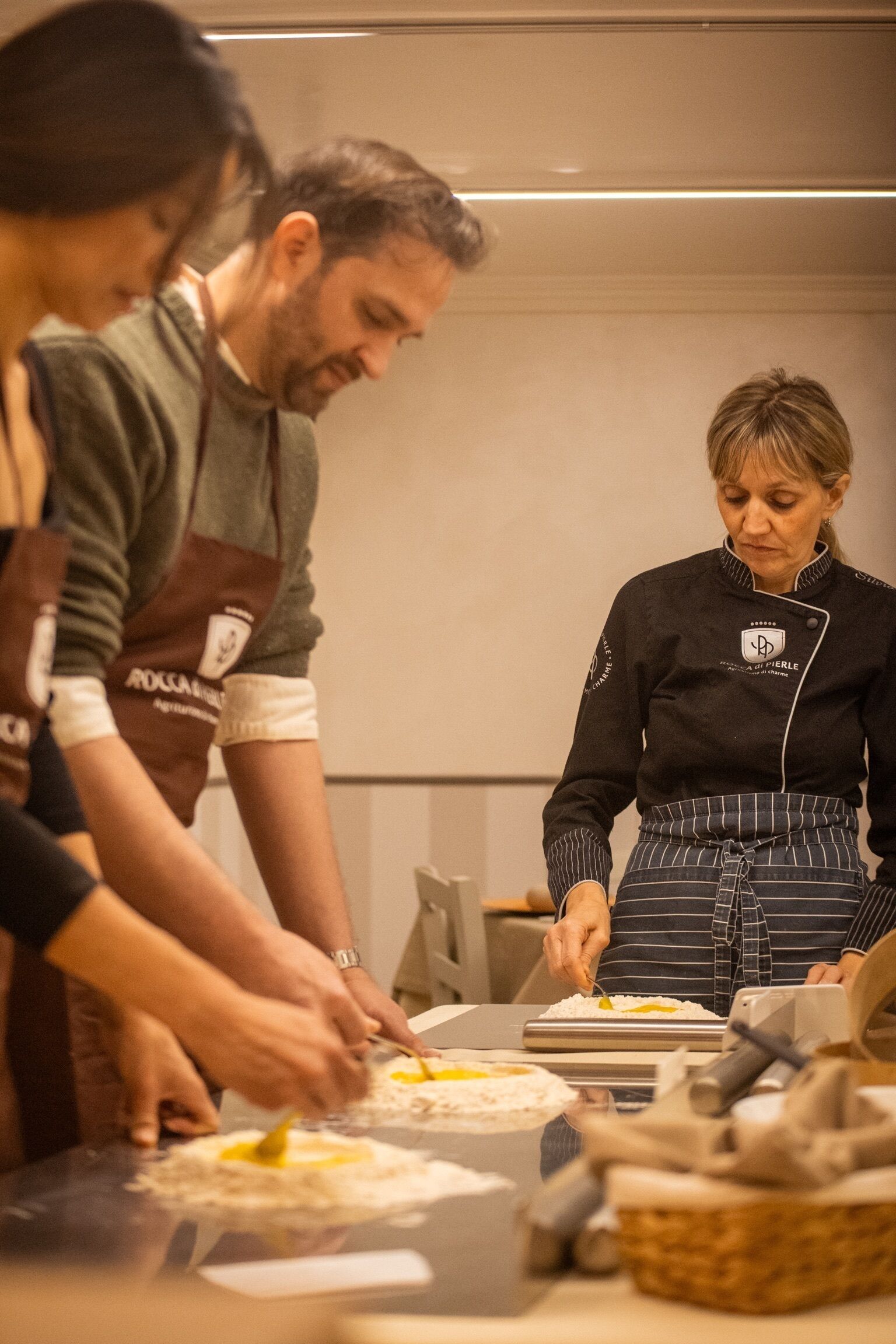Un groupe de personnes dans une cuisine, en train de préparer des aliments.