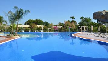 Außenpool (je nach Saison geöffnet), Sonnenschirme