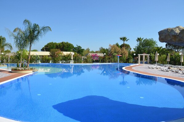 Seasonal outdoor pool, pool umbrellas