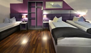 Triple Room | Desk, iron/ironing board, free WiFi, bed sheets - Hotel Am Wehrhahn (Düsseldorf)