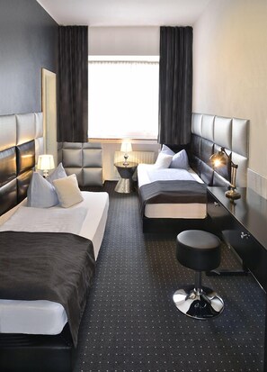 Habitación doble | Escritorio, tabla de planchar con plancha, wifi gratis y ropa de cama