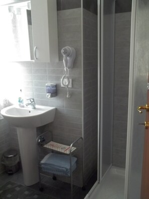 Shower, free toiletries, hair dryer, towels