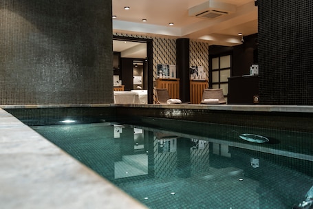 Couples treatment rooms, hot tub, steam room, Turkish bath. Hôtel du Château & Spa Gemology
