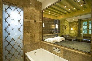Combined shower/tub, rainfall showerhead, free toiletries, hair dryer