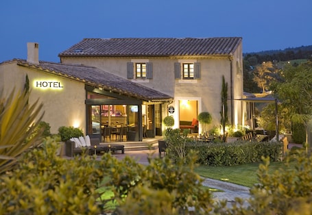Property entrance. Hôtel du Château & Spa Gemology