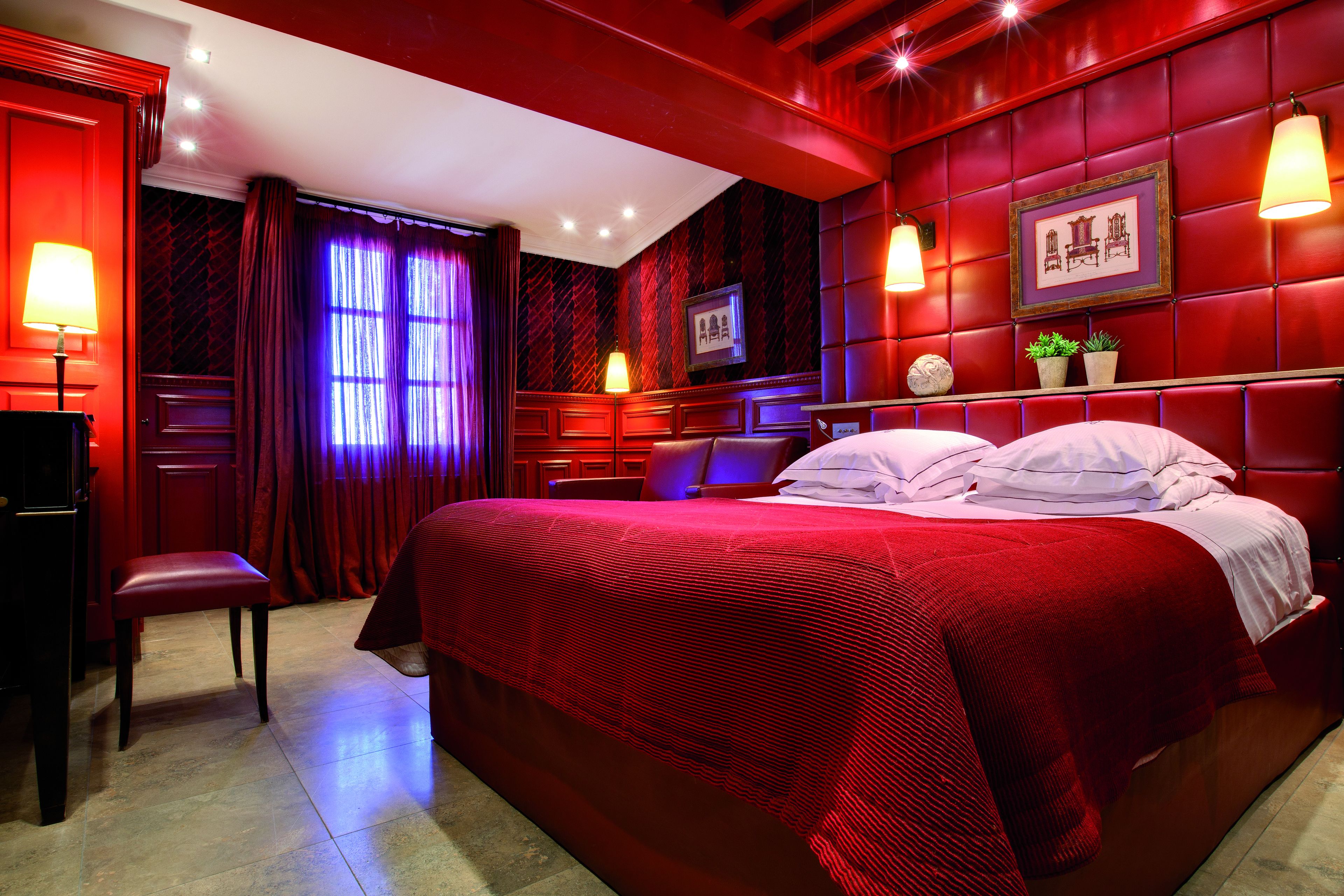 Két bảo mật tại phòng, trang trí khác biệt, bàn, màn/rèm cản sáng 