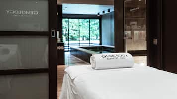 Une chambre d’hôtel avec un lit, une fenêtre et une porte donnant sur un salon.