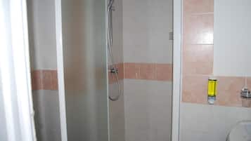 Regadera, amenidades de baño gratuitas, secadora de cabello, toallas
