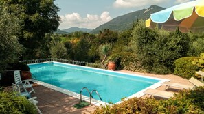 Außenpool (je nach Saison geöffnet), Sonnenschirme, Liegestühle
