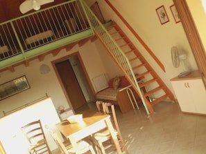 家庭複式房屋, 多張床, 公園景觀, 地面層 | 起居區 | 26-吋電視，提供衛星頻道