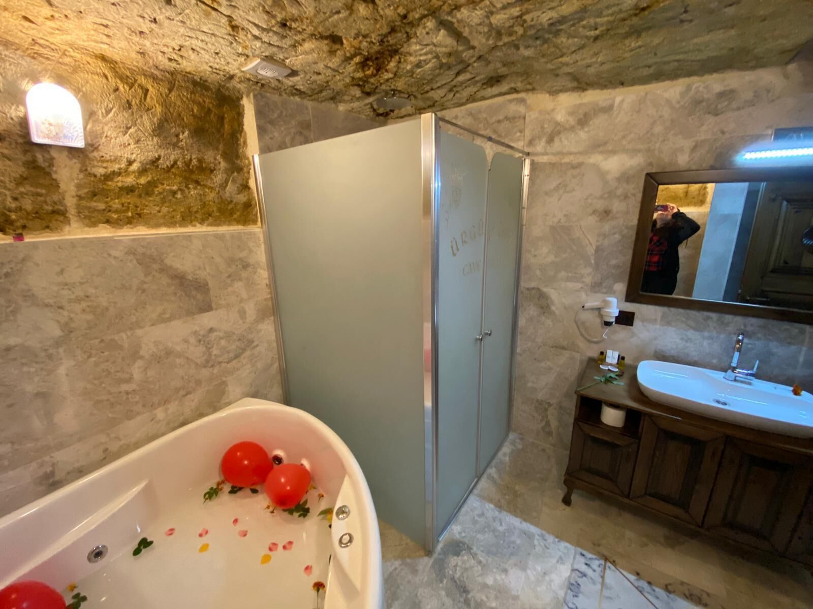 Un bagno con una vasca, una doccia e un lavandino.