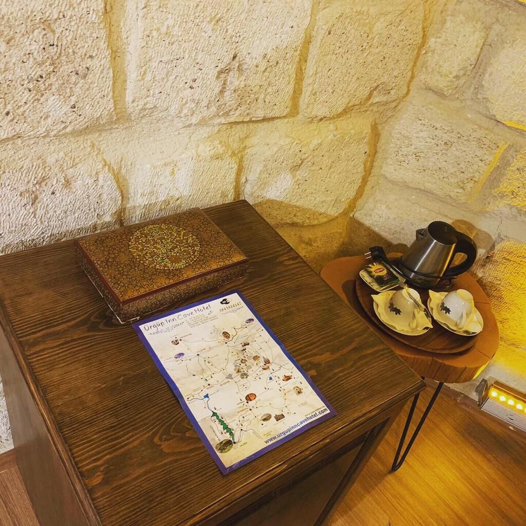 Ein Holztisch mit einer Karte von Istanbul, einer dekorativen Schachtel und einer Kaffeestation mit Wasserkocher und Tassen.