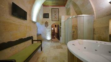 Honeymoon Suite, 1 King Bed, Accessible, Vineyard View | Bathroom