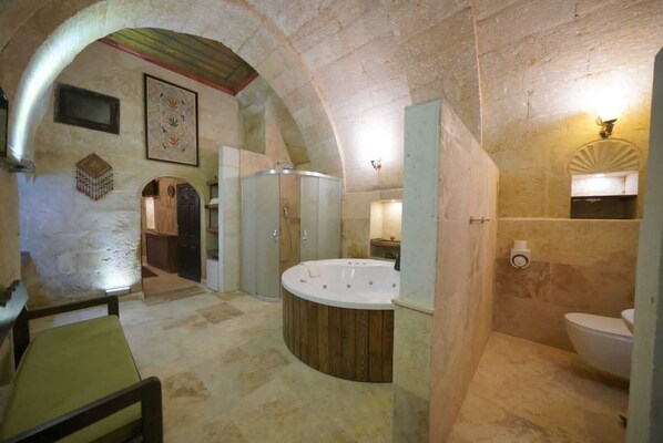 Honeymoon Suite, 1 King Bed, Accessible, Vineyard View | Minibar, in-room safe, free WiFi, bed sheets