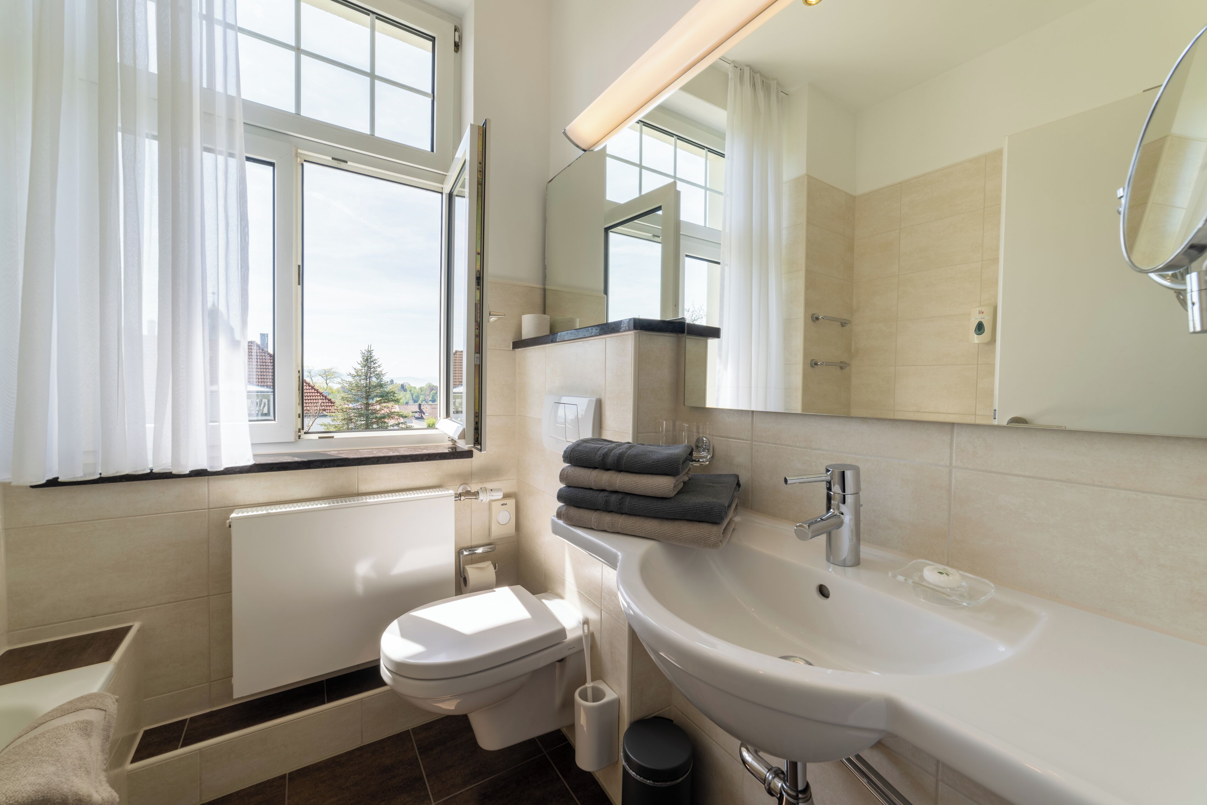 comfort doppelzimmer | bathroom | free toiletries, hair dryer, bathrobes, slippers