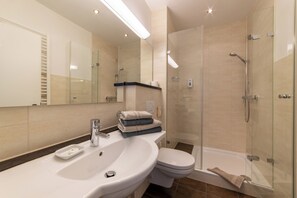 Tweepersoonskamer | Badkamer | Gratis toiletartikelen, een haardroger, badjassen, pantoffels