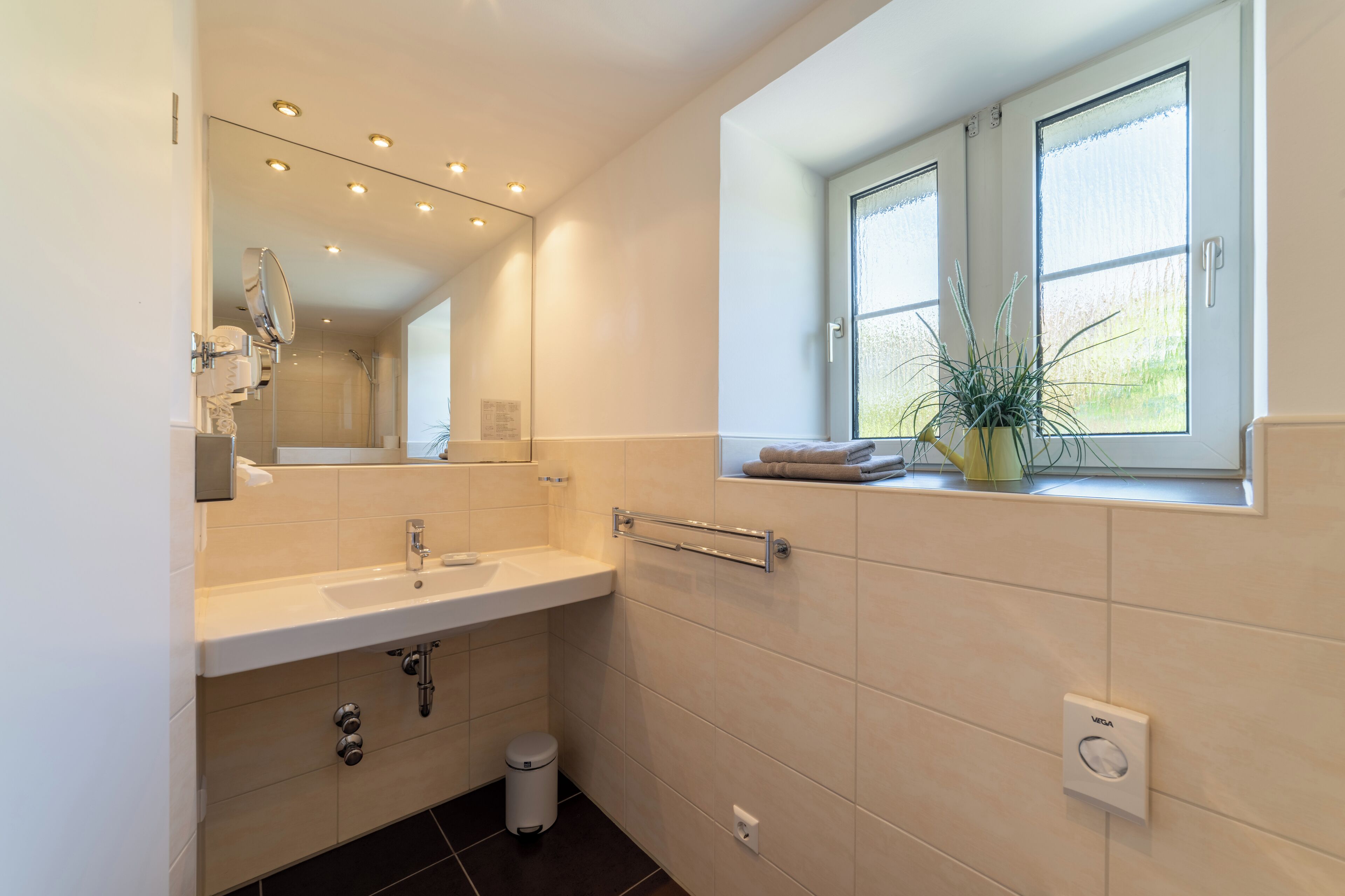 comfort doppelzimmer | bathroom | free toiletries, hair dryer, bathrobes, slippers