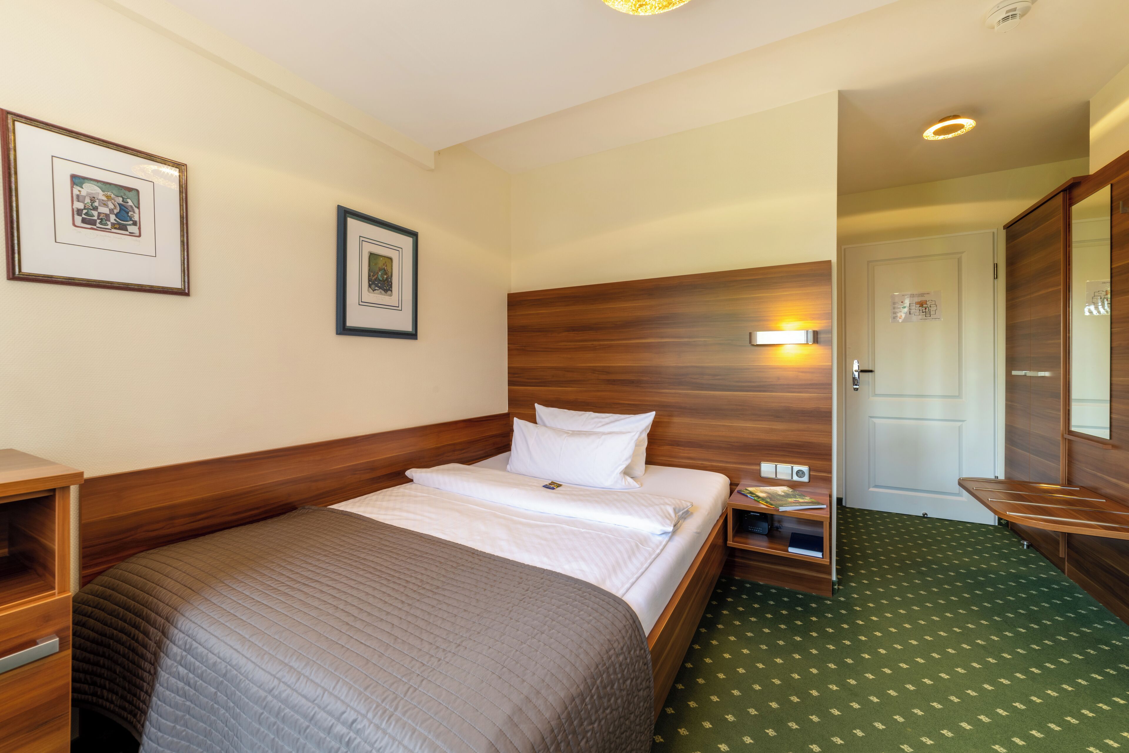 comfort einzelzimmer | hypo-allergenic bedding, minibar, in-room safe, desk