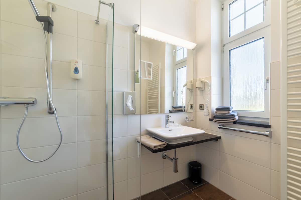 superior double room | bathroom | free toiletries, hair dryer, bathrobes, slippers