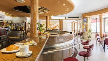 Daily continental breakfast (EUR 10.50 per person)